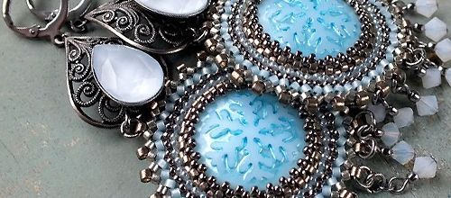 Украшения из кабошонов со снежинкой