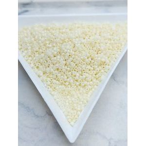 Японский бисер тохо 15/0-Egg Shell TR-15-762