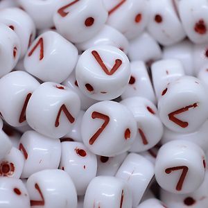Бусины таблетки, белые с красной цифрой 7