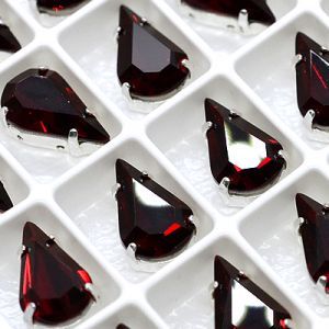 Страз в цапе 3018-105 капля (waterdrop), 13х8 мм, тёмно красный