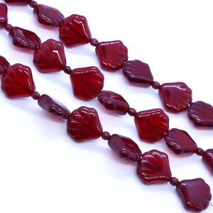 Бусины на нити, ракушки, красные