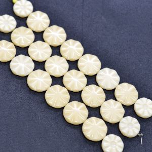 Бусины на нити, круглые плоские, бежевые
