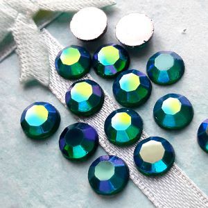 Стразы клеевые Emerald AB ss30