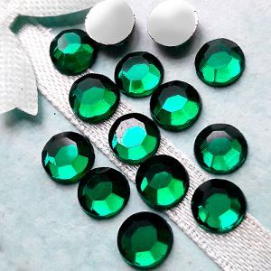 Стразы клеевые Emerald ss20