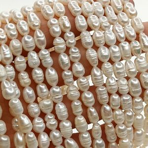 Бусины жемчужные 4-5 мм, натуральные
