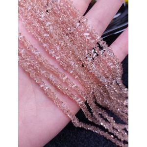 Бусины Трианглы (Triangle beads) на нити, цвет бежевый