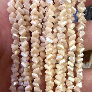 Бусины Трианглы (Triangle beads) на нити, кремовый