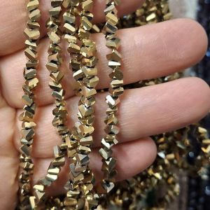 Бусины Трианглы (Triangle beads) на нити 106, светлое золото Бусины Трианглы (Triangle beads) на нити 106, светлое золото
